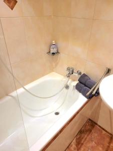 un bagno con vasca e lavandino di Penthouse Apartment im 20 Stock a Augusta (Augsburg)
