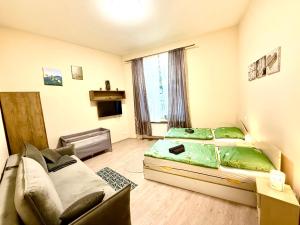 una sala de estar con una cama y un sofá en Oasis Valley, en Karlovy Vary