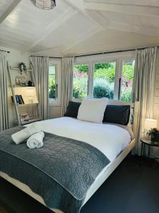 KanimblaHidden Gem, Megalong Valley, Blue Mountains的一张大床上躺着一只白猫。