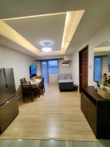 un salon avec une cuisine et une salle à manger dans l'établissement 1bedroom suite 50th floor with balcony and bathtub at Horizons 101 tower 1, à Cebu 37 autres photos