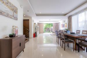 Posezení v ubytování Laguna Parkside by Triple8 Asia