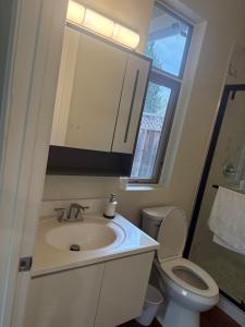 Ένα μπάνιο στο 2 bedroom 2 Baths Huge Living Close to downtown Alameda County Fair Ground