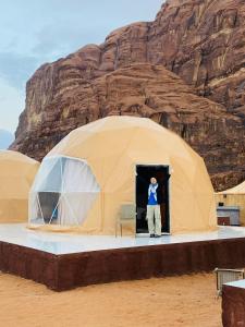 Nespecifikovaný výhled na hory nebo výhled na hory při pohledu z kempu