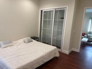 Ένα ή περισσότερα κρεβάτια σε δωμάτιο στο 2 bedroom 2 Baths Huge Living Close to downtown Alameda County Fair Ground