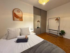 Postel nebo postele na pokoji v ubytování Le Bohème Roosevelt - T4 tram Eurexpo-OL Valley