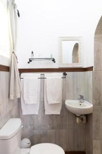 um banheiro com um vaso sanitário branco e uma pia em LA Guesthouse em Piet Retief mais 31 fotografias