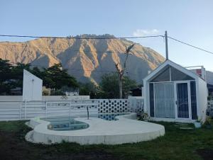 Nespecifikovaný výhled na hory nebo výhled na hory při pohledu z chaty