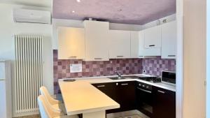 Kuchyň nebo kuchyňský kout v ubytování Le Murrine Frontemare Apartment Seaview 504