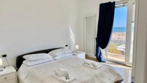 Postel nebo postele na pokoji v ubytování Le Murrine Frontemare Apartment Seaview 504