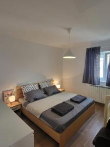 圣菲利普雅科夫Apartment Gabrijel的一间卧室，床上有两个枕头