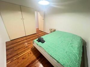 Ένα ή περισσότερα κρεβάτια σε δωμάτιο στο Room 83