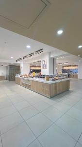 Un patio de comidas en un centro comercial con un buffet. en Rizom Beach Hotel Kumluca, en Kumluca 92 fotos más