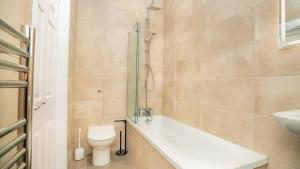 Et badeværelse på The Cheltenham Suites - Charming 2 Bed Apartment