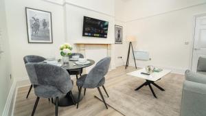 Et tv og/eller underholdning på The Cheltenham Suites - Charming 2 Bed Apartment