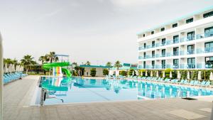 una piscina frente a un hotel en Rizom Beach Hotel Kumluca, en Kumluca