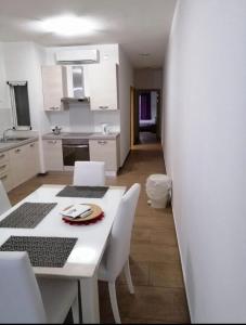グジラにあるPrivate Room with Ensuiteの白いテーブルと椅子のある白いキッチン