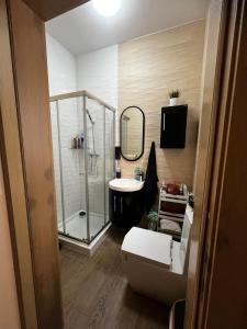 グジラにあるPrivate Room with Ensuiteのシャワー、トイレ、洗面台を備えたバスルーム