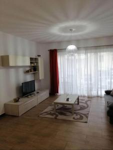 グジラにあるPrivate Room with Ensuiteのソファとテーブルのあるリビングルーム