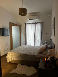 グジラにあるPrivate Room with Ensuiteの大きなベッドと窓のある寝室