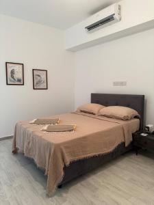 Ένα ή περισσότερα κρεβάτια σε δωμάτιο στο Cozy Getaway in Central Lefkoa