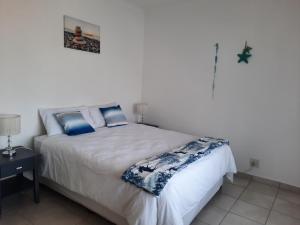 En eller flere senge i et værelse på 639 Palm Beach