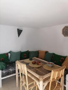 ein Wohnzimmer mit Tisch und Couch in der Unterkunft casa carmen medina asilah 