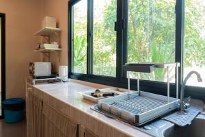 Η κουζίνα ή μικρή κουζίνα στο Just A Nap Khaoyai บ้านหลังใหญ่สำหรับครอบครัว