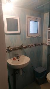 ein Badezimmer mit Waschbecken, Spiegel und Toilette in der Unterkunft casa carmen medina asilah 