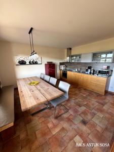een grote keuken met een houten tafel en stoelen bij Ferienhaus Anton in Eibenstock