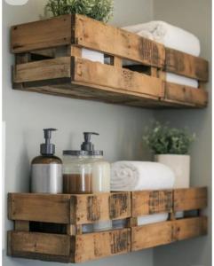 baño con 2 estanterías de madera y toallas en Little Loti Sikumana, en Maulafa