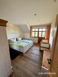 een slaapkamer met een groot bed en een raam bij Ferienhaus Anton in Eibenstock