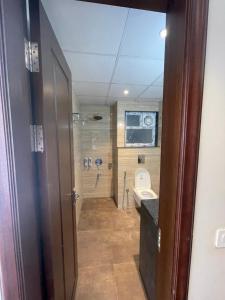 un baño con inodoro y lavabo en TIRUPATI WHITE - Hotel & Restaurant, en Kekri