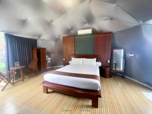 a bedroom with a large bed in a room at Lembah Indah Malang in Gendogo