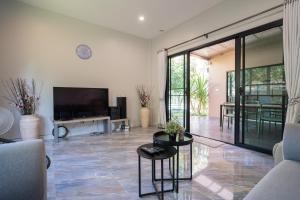 Μια τηλεόραση ή/και κέντρο ψυχαγωγίας στο Just A Nap Khaoyai บ้านหลังใหญ่สำหรับครอบครัว