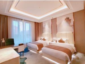 Una habitación de hotel con dos camas y una ventana. en Beijing Tiananmen Wangfujing Meilun Hotel, en Beijing