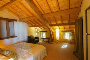 Postel nebo postele na pokoji v ubytování Domaine situé au coeur de la campagne vendéenne