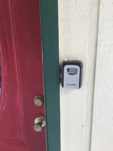 The Bears Lair Perfect for family w-full Amenities في مدينة بيغ بير: باب وساعة على جانبه