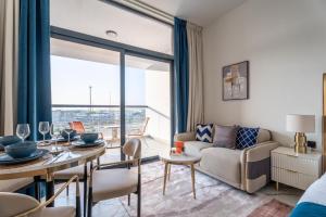 a living room with a table and a couch at GuestReady - Studio | City-View Getaway in Dubai