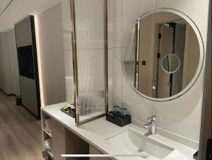 Un baño de Huanman Hotel Ningyuan Shundi Plaza Branch 11 fotos más