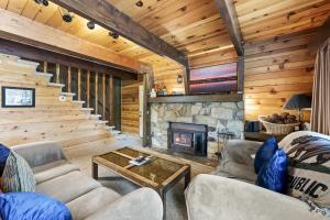 The Bears Lair Perfect for family w-full Amenities في مدينة بيغ بير: غرفة معيشة مع أريكة ومدفأة +22 صورة