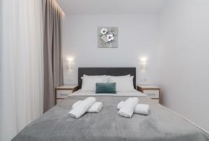 una camera da letto con un letto grande con due cuscini di Villa Orizzonte- First Floor Apartment a Città di Zante