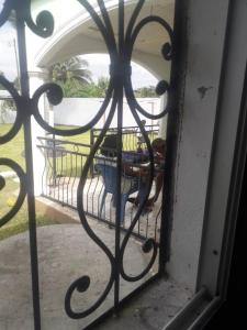 una porta in ferro battuto con un tavolo su un balcone di La casa a Kribi