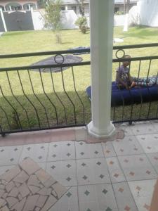 un bambino seduto su una giostra del parco giochi di La casa a Kribi