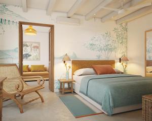 Un dormitorio con una cama, un espejo y una silla. en Veranda Grand Baie Hotel & Spa, en Grand Baie 33 fotos más