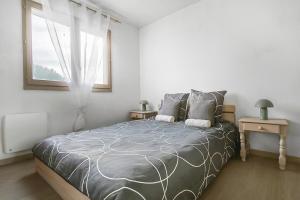 a bedroom with a large bed and a window at Appartement confortable avec parking et terrasse in Leucate-Plage