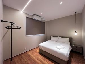 Una cama o camas en una habitación de Minimalist Cozy by The Haven Melaka Jonker 19 fotos más