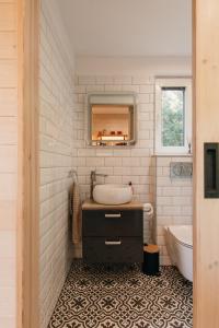 Un baño con lavabo, bañera e inodoro. en Tiny Vacation, en Písek