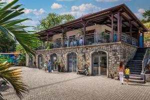 El edificio en el que está el parque de vacaciones