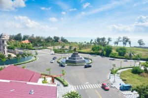 a roundabout with a monument in the middle of a road at Hùng Anh Hotel in Phan Thiet