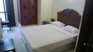 Postel nebo postele na pokoji v ubytování Strand Hotel, Colaba